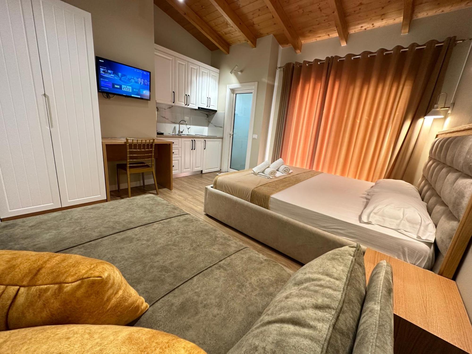 Arial Penthouse Suites Vlorë Exteriör bild