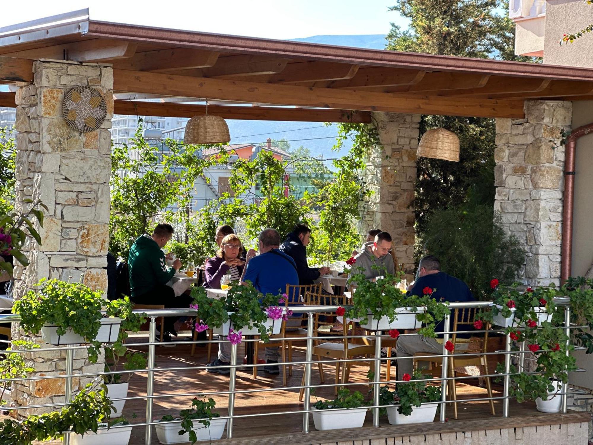Arial Penthouse Suites Vlorë Exteriör bild