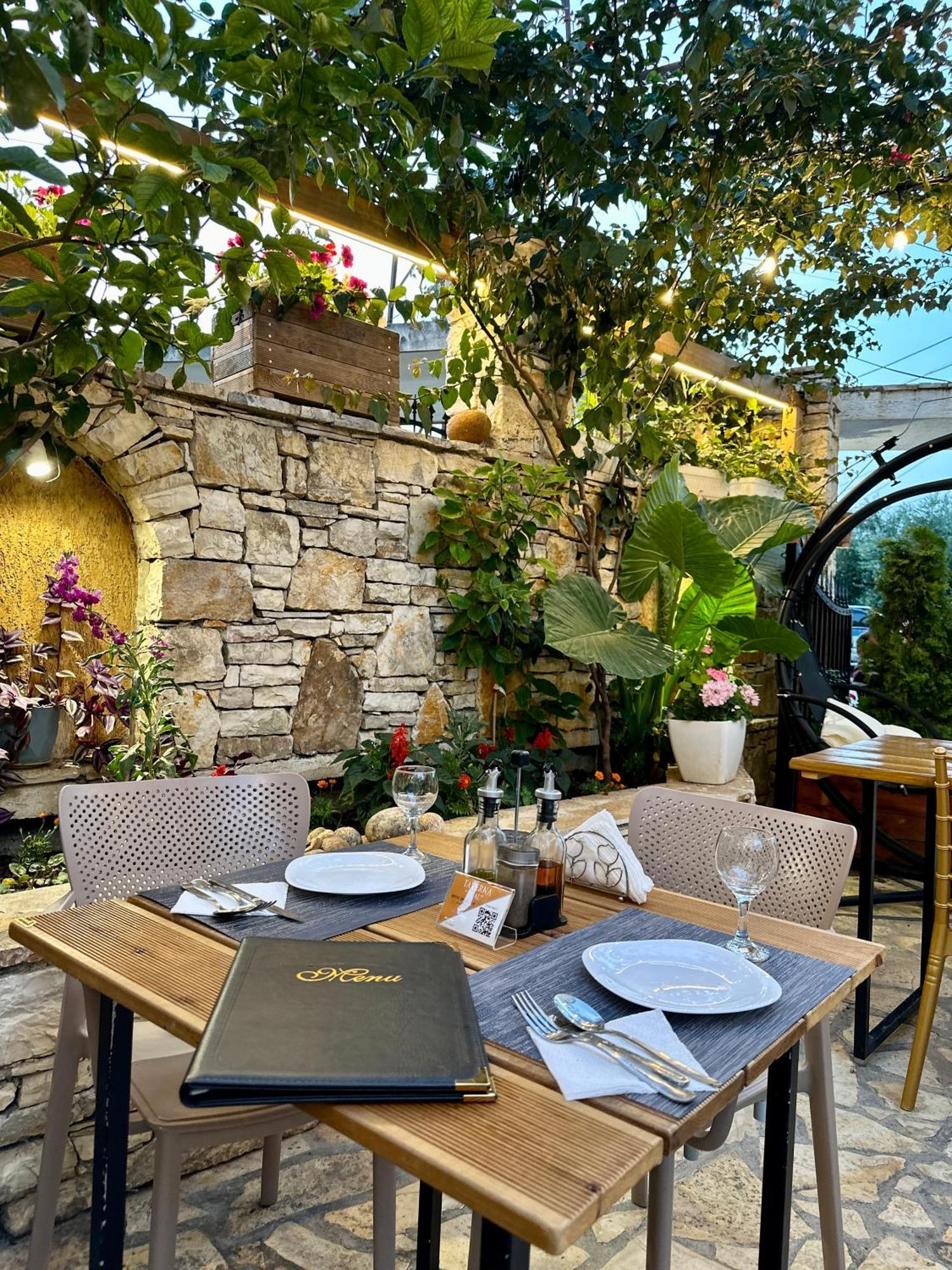 Arial Penthouse Suites Vlorë Exteriör bild
