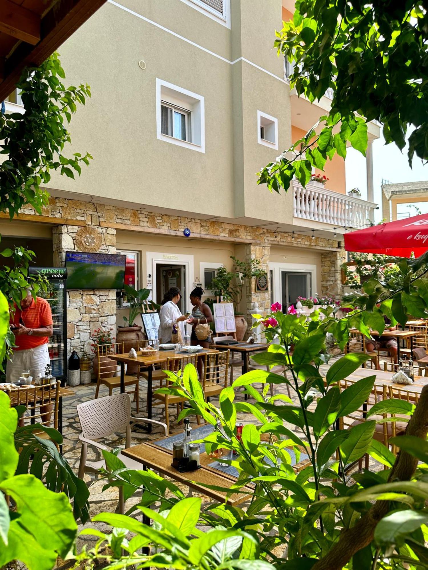 Arial Penthouse Suites Vlorë Exteriör bild